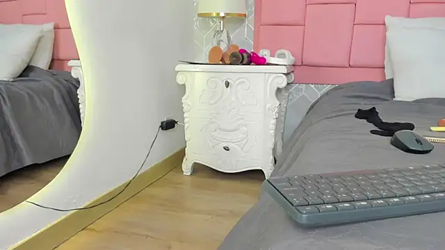 Snapshot of SelenaMiel chatting on 7, 6, 2026 SelenaMiel online show from 7, 6, 2026