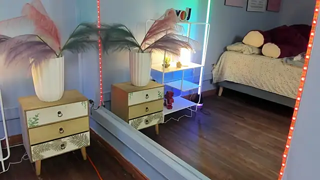 Rachel Wren online show from 24, 6, 2026