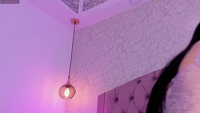 saraa joness  online show from 25, 4, 2026