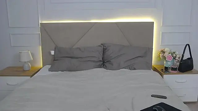 Sophie Rays online show from 8, 6, 2026