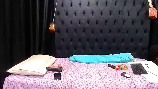 Dark Slim Thick online show from 10, 6, 2026