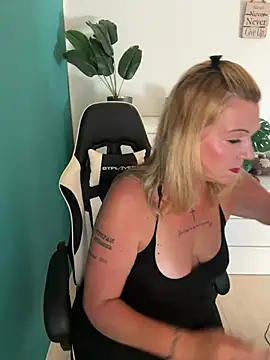 Snapshot of SuesseAurelie1 chatting on 19, 6, 2026 SuesseAurelie1 online show from 19, 6, 2026