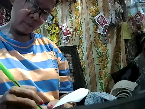 Snapshot of mommylicious_23 chatting on 9, 7, 2026 mommylicious 23 online show from 9, 7, 2026