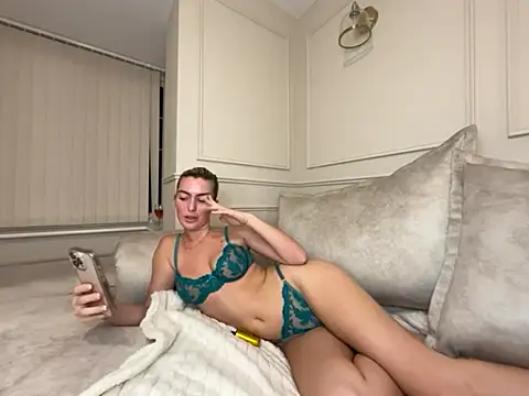 Lola RaeX online show from 16, 4, 2026