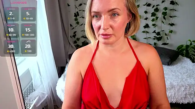 Snapshot of MonikFoxi chatting on 8, 8, 2026 MonikFoxi online show from 8, 8, 2026
