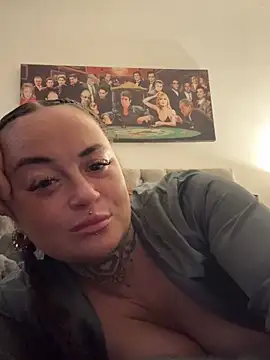 PrettyLittleCee online show from 25, 3, 2026