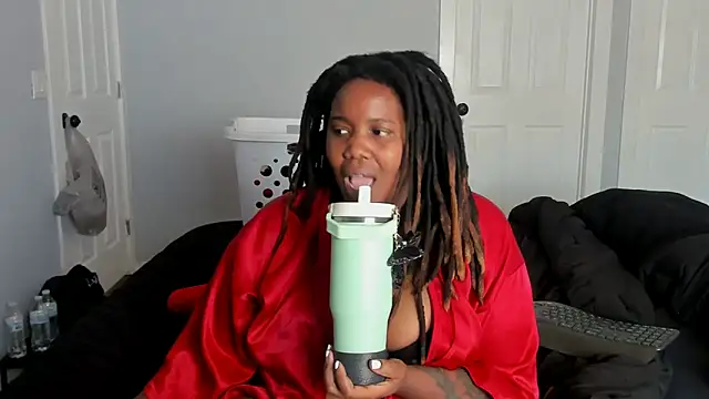 Snapshot of locsofchocolate chatting on 15, 4, 2026 locsofchocolate online show from 15, 4, 2026