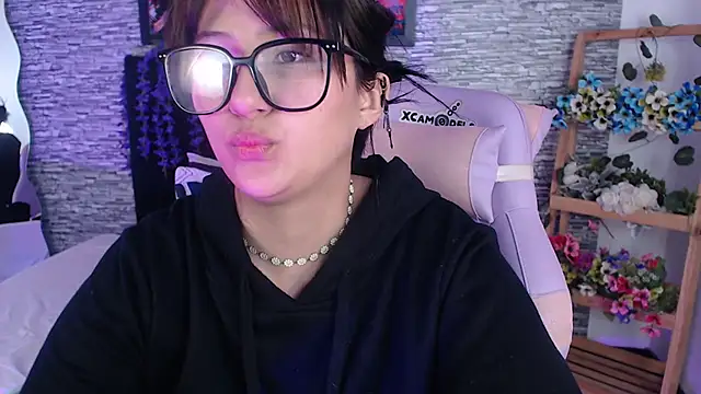Snapshot of eyes_moonn chatting on 15, 6, 2026 eyes moonn online show from 15, 6, 2026