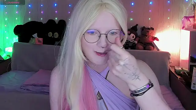 Snapshot of JulietFisher chatting on 7, 6, 2026 JulietFisher online show from 7, 6, 2026