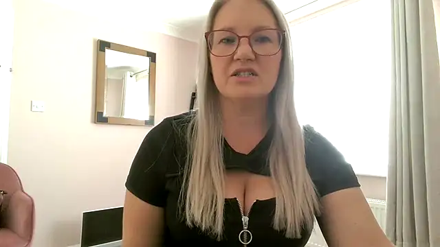 Snapshot of EmberSinn chatting on 9, 6, 2026 EmberSinn online show from 9, 6, 2026