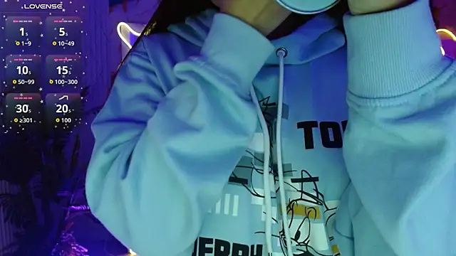 Snapshot of Tiiana_tay chatting on 27, 4, 2026 Tiiana tay online show from 27, 4, 2026