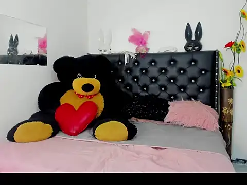 Snapshot of Alejandra_and_James_ chatting on 9, 4, 2026 Alejandra and James online show from 9, 4, 2026