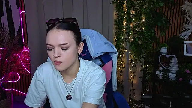 Snapshot of DoraMorgan chatting on 5, 4, 2026 DoraMorgan online show from 5, 4, 2026