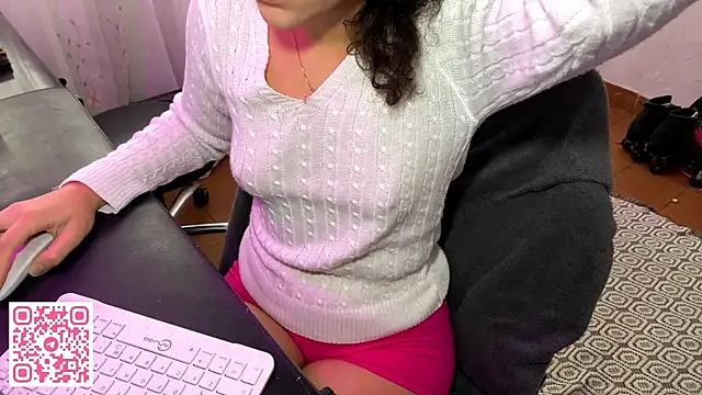 Snapshot of petitecurlybrunette chatting on 26, 6, 2026 petitecurlybrunette online show from 26, 6, 2026