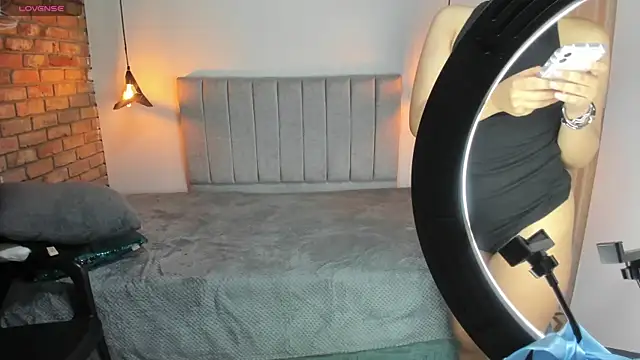 Hanna Clark   online show from 22, 4, 2026