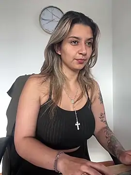 Snapshot of Isabella_varella- chatting on 7, 4, 2026 Isabella varella- online show from 7, 4, 2026