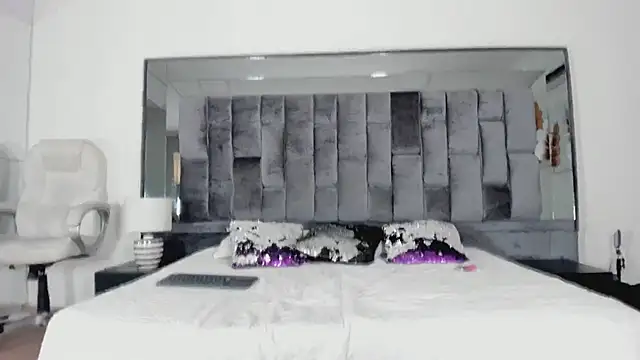 Ashly bloom  online show from 15, 4, 2026