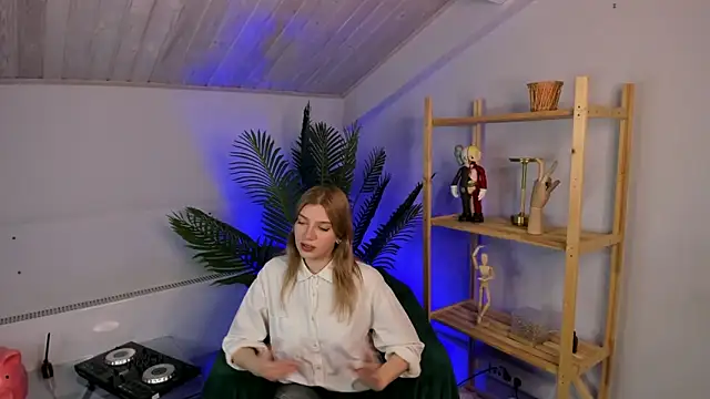 Snapshot of GloriaCwik chatting on 9, 4, 2026 GloriaCwik online show from 9, 4, 2026