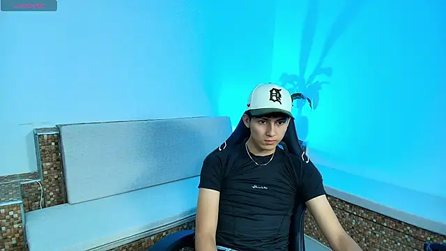 Snapshot of Valentino_Rey chatting on 13, 4, 2026 Valentino Rey online show from 13, 4, 2026