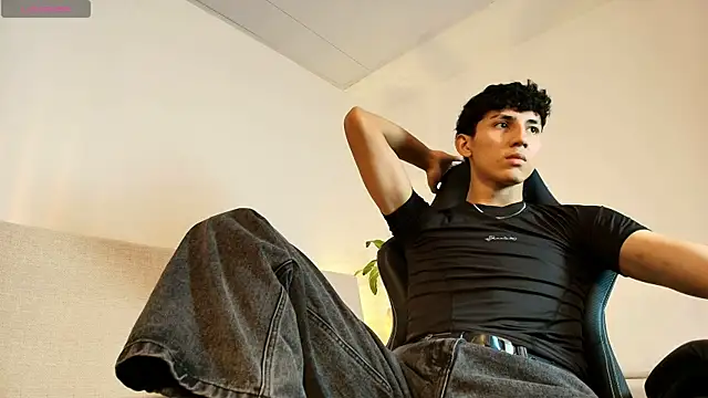 Snapshot of Valentino_Rey chatting on 17, 4, 2026 Valentino Rey online show from 17, 4, 2026