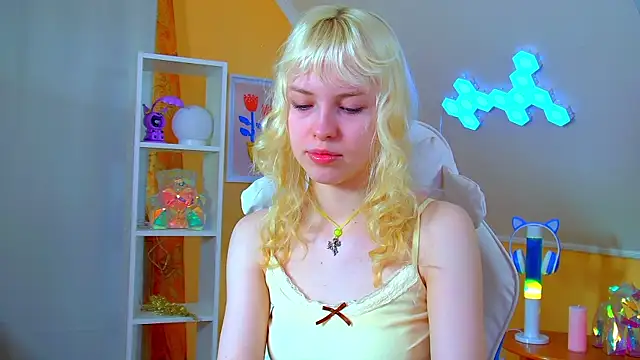 HannahHollis online show from 17, 6, 2026