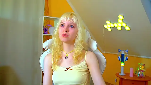 HannahHollis online show from 25, 6, 2026