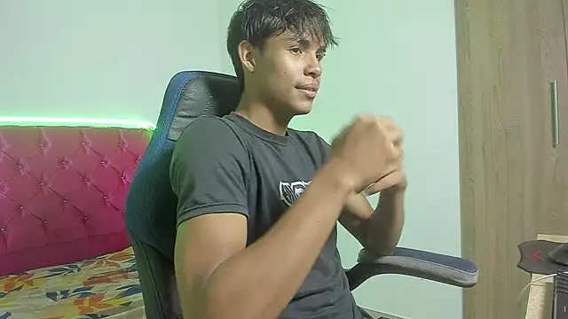 Snapshot of skinny_sam chatting on 18, 4, 2026 skinny sam online show from 18, 4, 2026