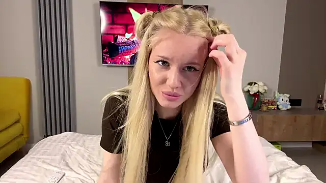Snapshot of moonavelle chatting on 14, 7, 2026 moonavelle online show from 14, 7, 2026