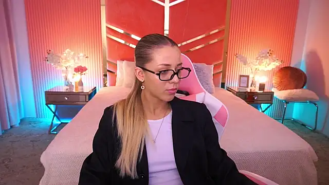 Snapshot of DoveLovee chatting on 5, 6, 2026 DoveLovee online show from 5, 6, 2026