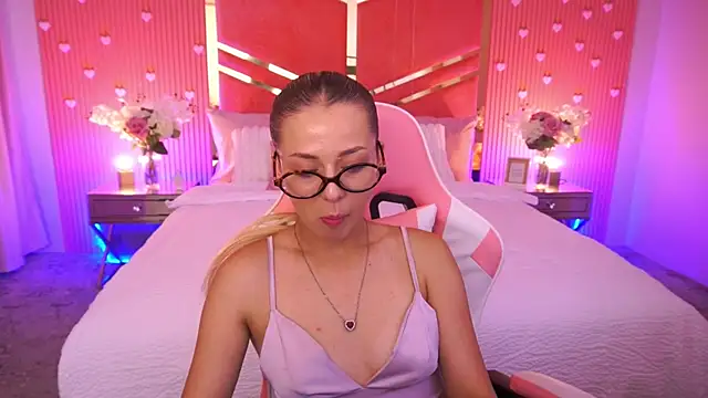 DoveLovee online show from 23, 6, 2026