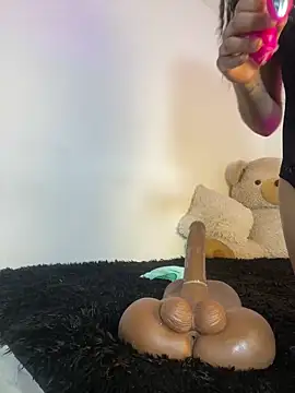 NohaBeyloun  online show from 12, 4, 2026