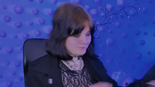nikki kiss  online show from 30, 4, 2026