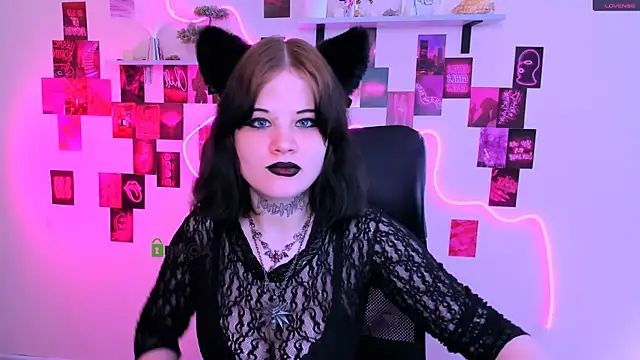 nikki kiss  online show from 25, 5, 2026