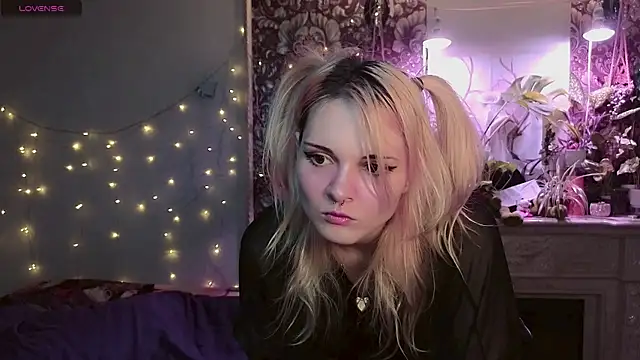 Snapshot of DoubleBubble_ chatting on 4, 8, 2026 DoubleBubble online show from 4, 8, 2026