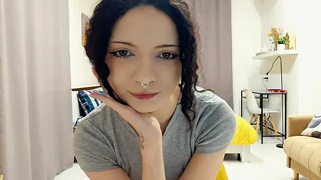 Snapshot of CinnamonCurl chatting on 4, 5, 2026 CinnamonCurl online show from 4, 5, 2026