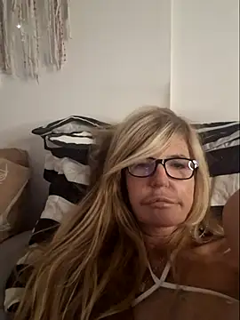 Snapshot of Marianne10 chatting on 6, 5, 2026 Marianne10 online show from 6, 5, 2026