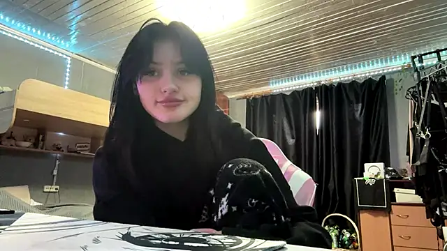 SallieStrahin online show from 20, 4, 2026