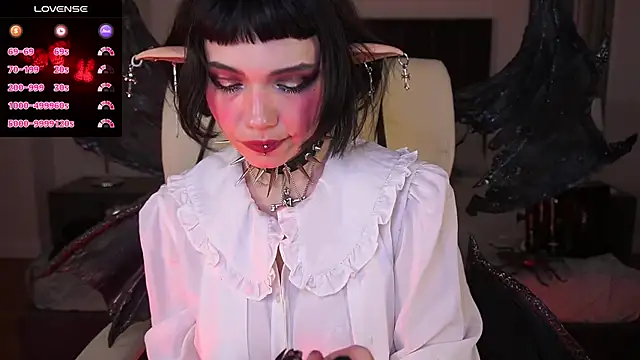 Snapshot of OutfitObsession chatting on 26, 5, 2026 OutfitObsession online show from 26, 5, 2026