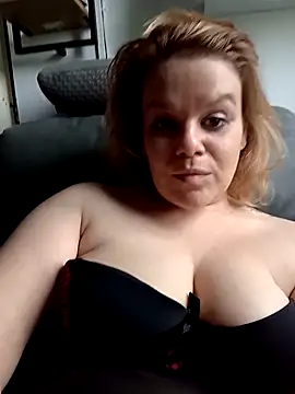 Maryquenn online show from 13, 5, 2026