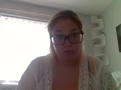 Snapshot of SecretRavenXO chatting on 5, 6, 2026 SecretRavenXO online show from 5, 6, 2026