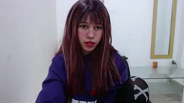 Loly Petit online show from 28, 4, 2026