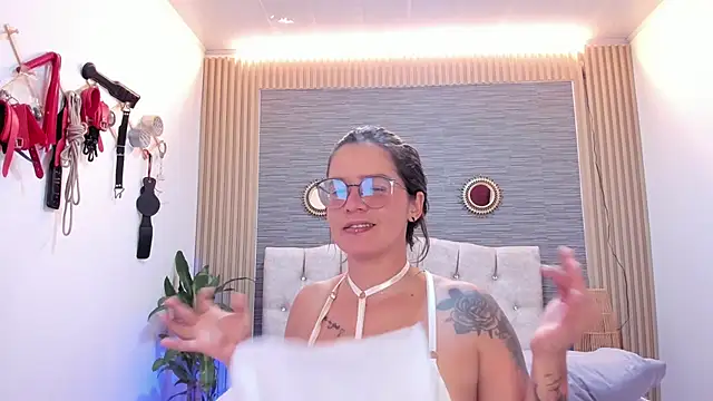 Snapshot of SamyandAllison chatting on 10, 7, 2026 SamyandAllison online show from 10, 7, 2026