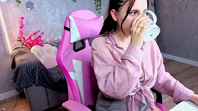 Julia Shyy online show from 5, 6, 2026