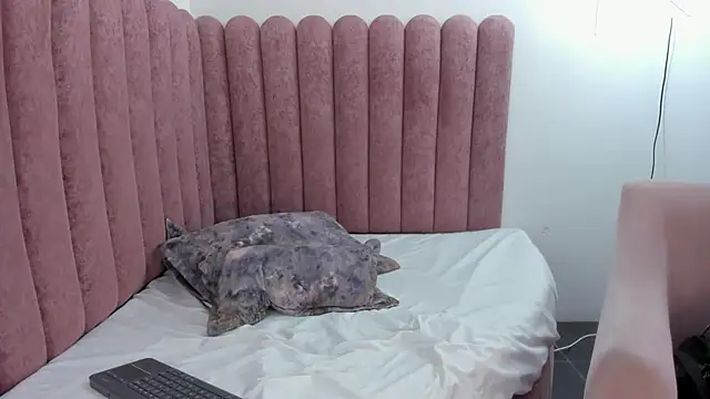 Snapshot of CoralRuiz chatting on 5, 5, 2026 CoralRuiz online show from 5, 5, 2026