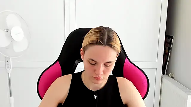 Snapshot of Emma_starrs_ chatting on 22, 5, 2026 Emma starrs online show from 22, 5, 2026