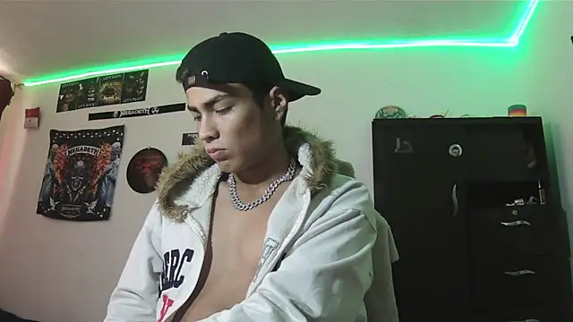 Snapshot of Fenix_hardcock chatting on 28, 5, 2026 Fenix hardcock online show from 28, 5, 2026