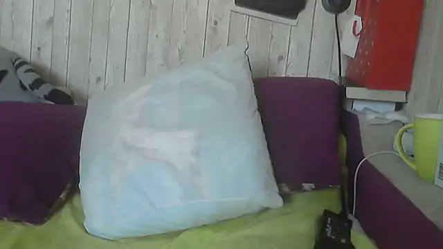 Snapshot of Bella--White chatting on 8, 6, 2026 Bella--White online show from 8, 6, 2026