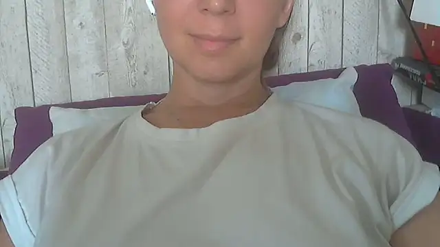 Snapshot of Bella--White chatting on 10, 6, 2026 Bella--White online show from 10, 6, 2026