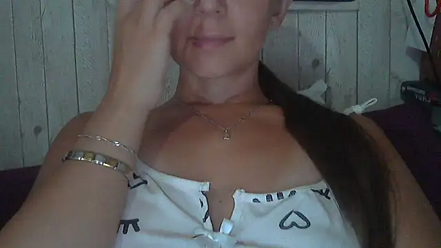 Snapshot of Bella--White chatting on 15, 7, 2026 Bella--White online show from 15, 7, 2026