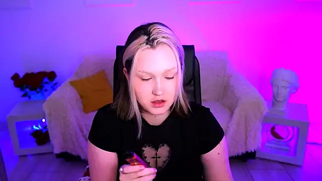 Snapshot of ViolettWoods chatting on 4, 7, 2026 ViolettWoods online show from 4, 7, 2026